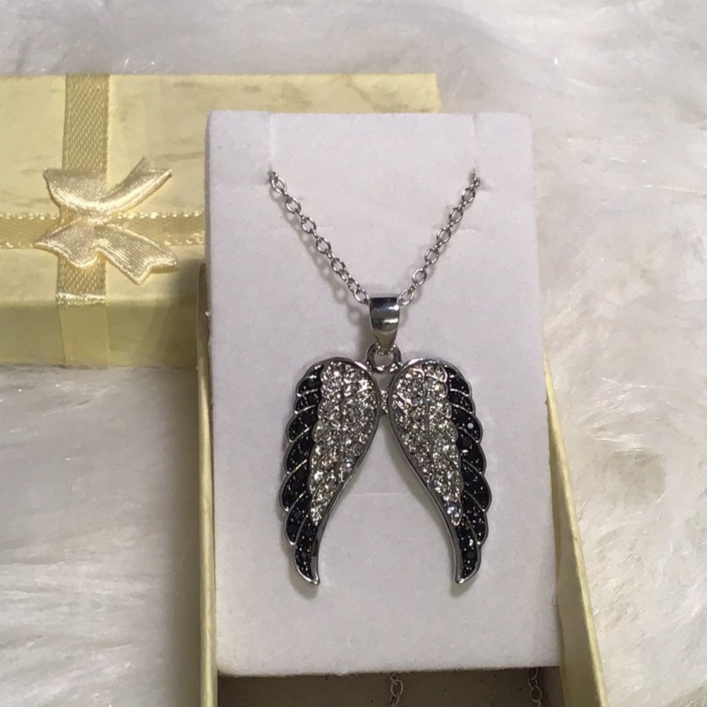 Boutique - bling Guardian Angel Wings w/ necklace - Picture 4 of 4